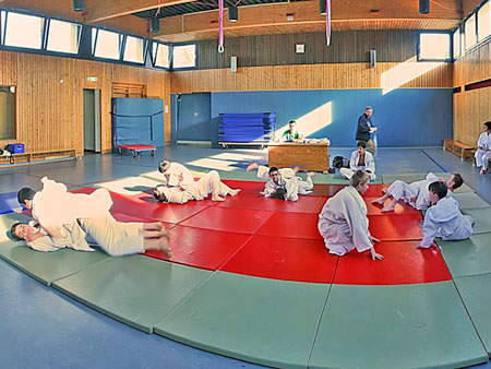Judo in
der Turnhalle - Anzeige als Panoramabild